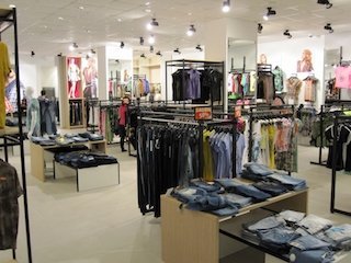 Мебель для магазинов одежды