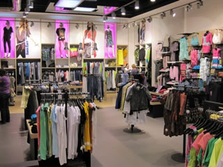 Мебель для магазина одежды